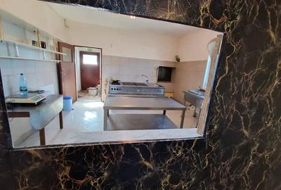 Spațiu comercial, de 300 mp, în Central - 4