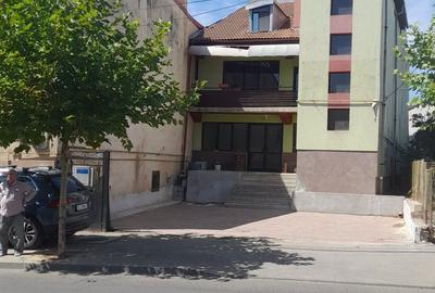 Spațiu comercial, de 200 mp, în Central - 8