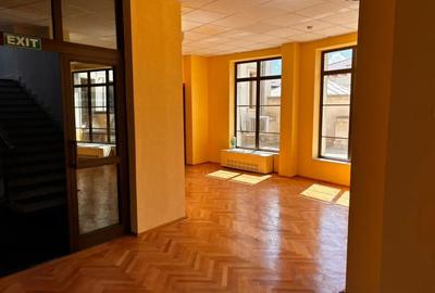 Spatiu comercial de inchiriat ultracentral finisaje premium Chirie: 12-15 mp neg. - 2