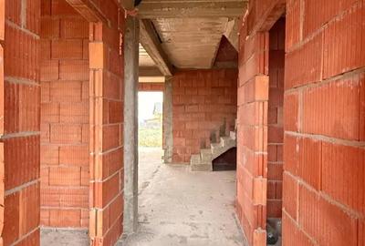 Casă cu Teren 259 Mp în Giarmata