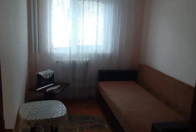 Apartament cu trei camere decomandat - 1