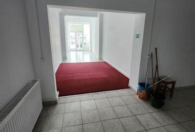 Spațiu comercial, de 75 mp, în Central - 3