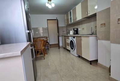 Apartament cu 3 camere decomandat, mobilat în Micro 3 - 5