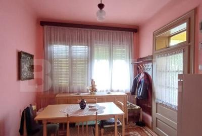 Casa renovabila cu 2 spatii comerciale, 416.6 mp, teren de 7 - 7