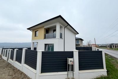 Casă individuală cu 4 camere cu Canalizare în Cug