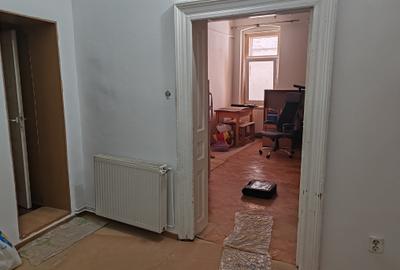 Apartament cu 4 camere semidecomandat în Central