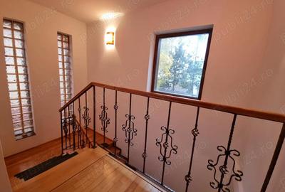 Casă cu 5 camere cu Canalizare în Central - 2