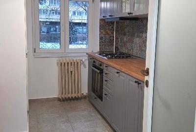 Apartament cu 4 camere decomandat în Tei