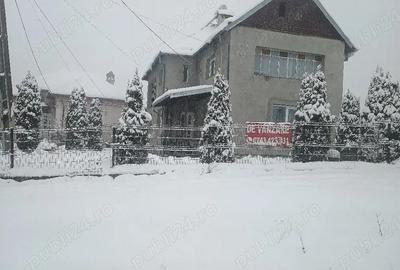 Casă cu 4 camere cu Teren 2500 Mp în Central - 1