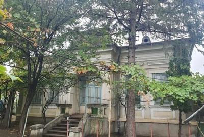 Casă cu 3 camere cu Teren 700 Mp în Central - 1