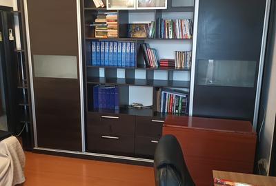 Apartament cu 3 camere semidecomandat în Berceni