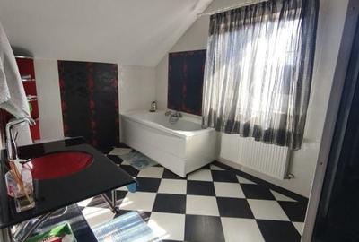 Casă cu 8 camere cu Teren 2300 Mp în Central - 10