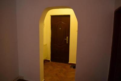 Timpuri Noi-apartament 3 camere in vila interbelica demisol/p 1,curte - 2