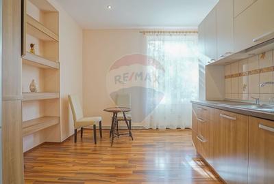 Apartament cu 3 camere semidecomandat, mobilat în Cetatea - 3