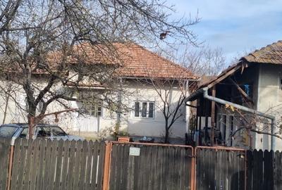 Vând casă cu teren și curte în centrul Călinești - 1