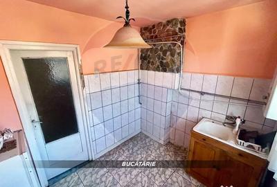 Apartament cu 3 camere semidecomandat în Central - 1
