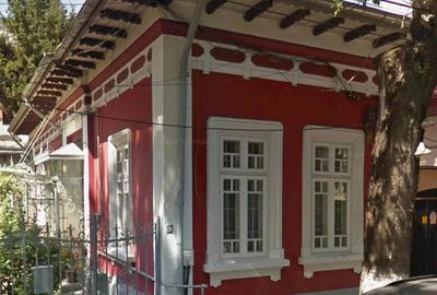 Casă cu 5 camere în Decebal