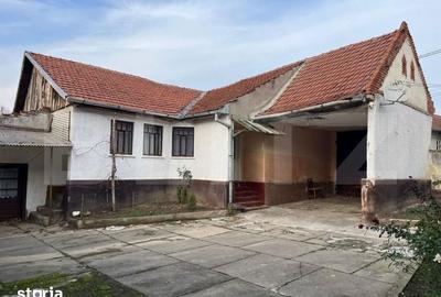 Casă cu 3 camere cu Teren 3000 Mp în Central - 1