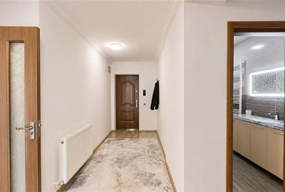 Apartament cu 3 camere decomandat în Tractorul - 7