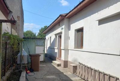 Casă cu 3 camere în 23 August - 1