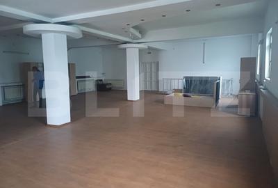 Spațiu comercial, de 150 mp, în Central - 4