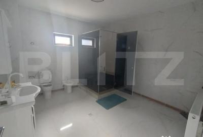 Casă cu 7 camere cu Teren 489 Mp în Central
