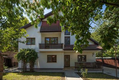 Casă cu 7 camere cu Canalizare în Central - 1