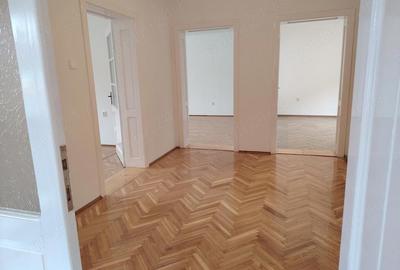 Casă cu Teren 275 Mp în Central - 2