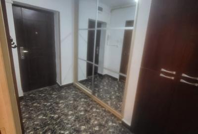 Garsonieră decomandată, mobilată în Trafic Greu