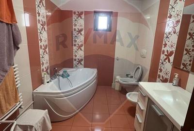 Casă cu 5 camere cu Teren 679 Mp în Central - 2