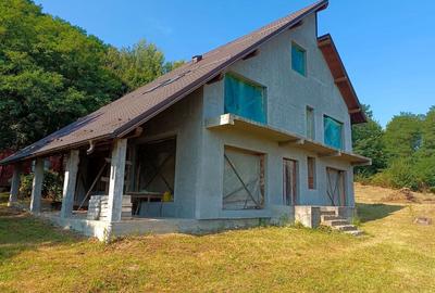 Casă cu 6 camere cu Teren 1000 Mp în Dobrogostea - 3