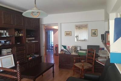 Apartament cu 4 camere decomandat în Republicii