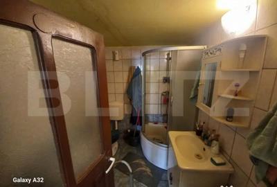 Casă cu 4 camere cu Teren 2500 Mp în Central - 2