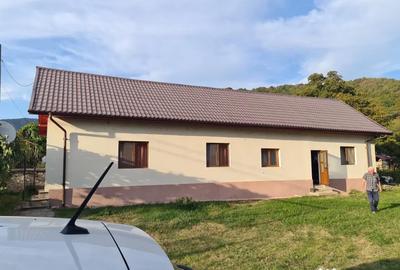 Casă cu 4 camere în Gureni