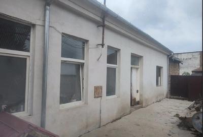 Casă cu Teren 200 Mp în Central