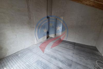 Casă cu 8 camere cu Canalizare în Central - 6