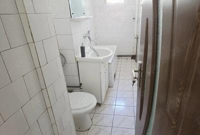 Vand apartament cu 3 camere semidecomandat ,etaj 1 - 5
