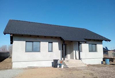 Casă cu 3 camere cu Canalizare în Sânpetru
