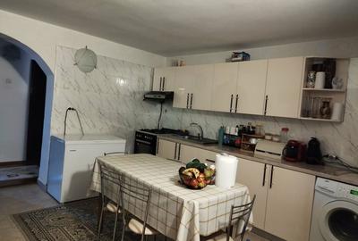 Casă cu 4 camere decomandat în Vlăduleni - 1