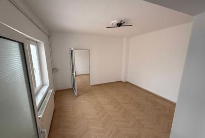Spațiu comercial, de 55 mp, în Central - 4