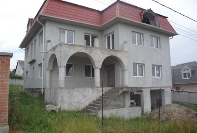 Casă cu 5 camere cu Teren 1250 Mp în Central
