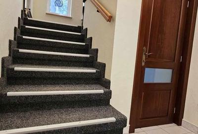 Casă cu 4 camere în Central - 1