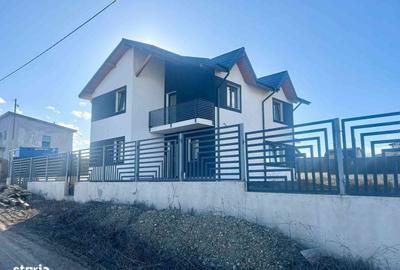 Casă cu 4 camere în Breazu