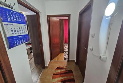 Apartament cu 3 camere semidecomandat, mobilat în Micro III - 21