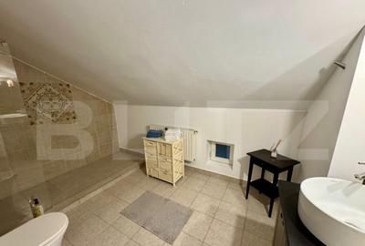 Casă cu 7 camere cu Teren 500 Mp în Central