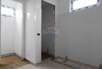 Spațiu industrial, de 1,800 mp, în Est - 13