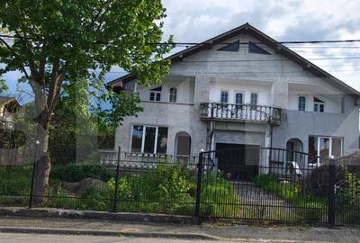 Casă cu 8 camere cu Teren 1000 Mp în Calea Moldovei