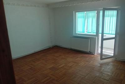 Apartament cu 3 camere decomandat în Calea Romanului