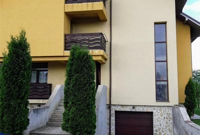 Casă cu 6 camere cu Teren 4200 Mp în Central - 1