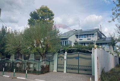 Casa / Vila cu 10 camere de vanzare in zona Central - 1